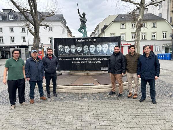 Gedenken an die Hanau Opfer - Zum Artikel: Nie wieder!