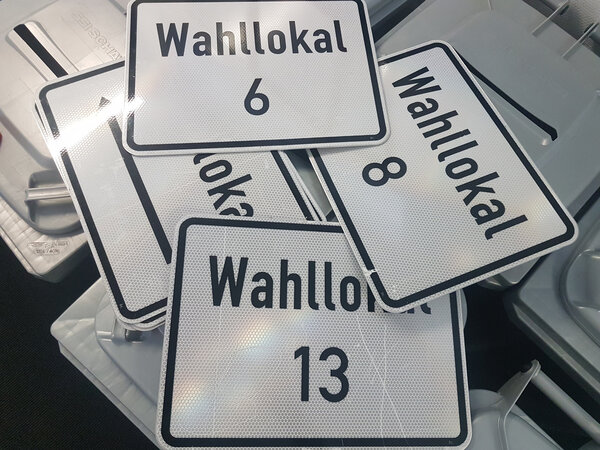 Wahllokal_Wahlplakat - Zum Artikel: Rund 31.400 Limburginnen und Limburger d&uuml;rfen am Sonntag w&auml;hlen