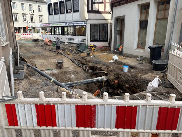 Baustelle in der Grabenstra&szlig;e/Pl&ouml;tze - Zum Artikel: Grabenstra&szlig;e erst ab Mitte Mai wieder befahrbar