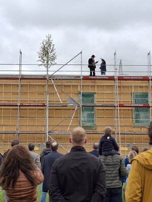 Bild mit ausf&uuml;hrlicher Beschreibung vergr&ouml;&szlig;ern: Richtfest Jugendzentrum