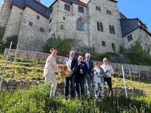 Bild mit ausf&uuml;hrlicher Beschreibung vergr&ouml;&szlig;ern: Pacht&uuml;bergabe