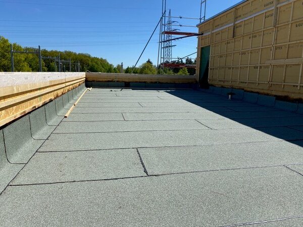 Bild mit ausf&uuml;hrlicher Beschreibung vergr&ouml;&szlig;ern: JUZ_Bautagebuch_07.05.2026_5_Abdichtung_Terrasse