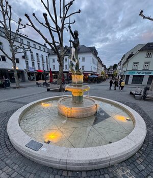Bild mit ausf&uuml;hrlicher Beschreibung vergr&ouml;&szlig;ern: Georgsbrunnen
