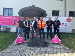 Bild mit ausf&uuml;hrlicher Beschreibung vergr&ouml;&szlig;ern: Spatenstich Telekom