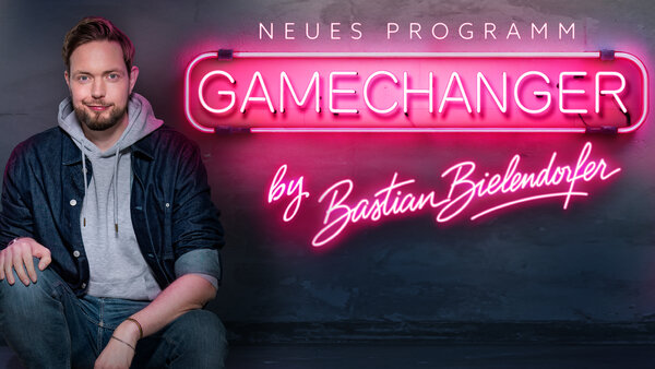 Bild mit ausf&uuml;hrlicher Beschreibung vergr&ouml;&szlig;ern: Bastian_Bielendorfer_3840x2160_BBkleiner_(c) Foto_Sebastian Z Wolff_Artwork Astrid Schmitz
