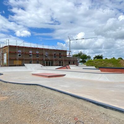 Bild mit ausf&uuml;hrlicher Beschreibung vergr&ouml;&szlig;ern: Au&szlig;enwandbekleidung mit nordischen Fichtenh&ouml;lzern und Skatepark