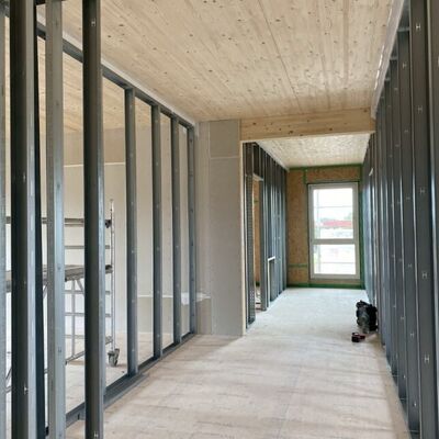 Bild mit ausf&uuml;hrlicher Beschreibung vergr&ouml;&szlig;ern: Foto vom Innenbereich, zu sehen ist die Unterkonstruktion der Trockenbauw&auml;nde