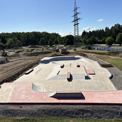 Bild mit ausf&uuml;hrlicher Beschreibung vergr&ouml;&szlig;ern: Skateanlage