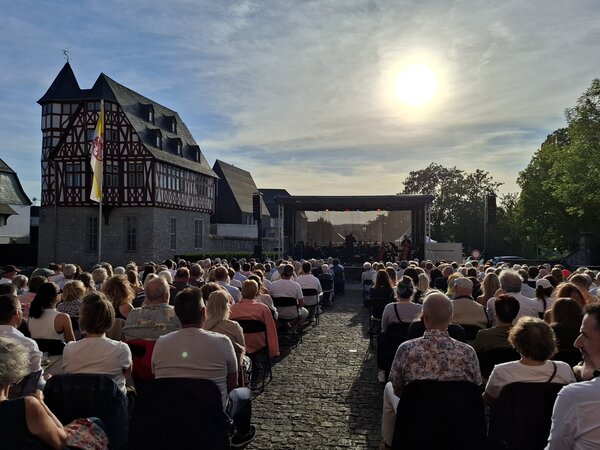 Opernnacht 2026 - Zum Artikel: &raquo;Gro&szlig;e Italienische Opernnacht&laquo; brachte Opernklassiker auf den Limburger Domplatz