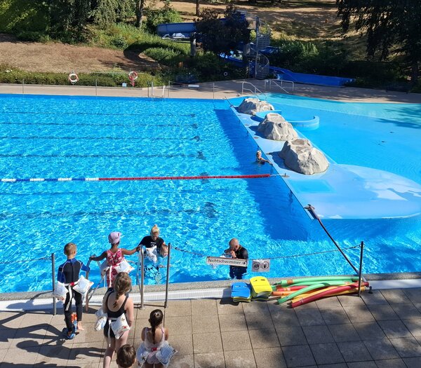 Schwimmkurs - Zum Artikel: Erfolgreicher Sommer im Limburger Parkbad: Positive Resonanz, neue Angebote und gro&szlig;er Familientag