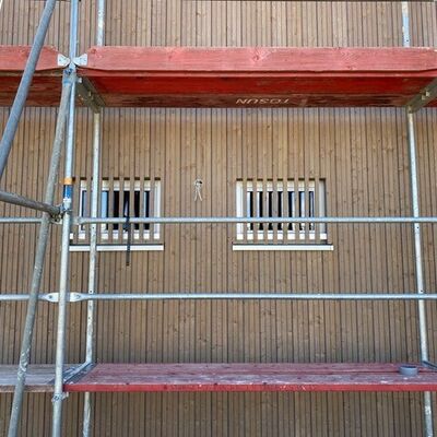 Bild mit ausf&uuml;hrlicher Beschreibung vergr&ouml;&szlig;ern: Schiebel&auml;den in der Holzfassade