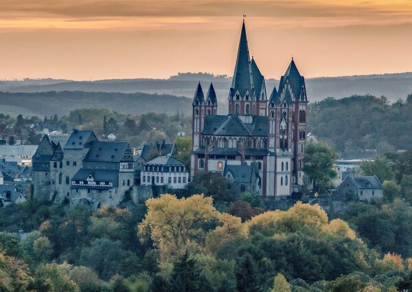 Bild mit ausf&uuml;hrlicher Beschreibung vergr&ouml;&szlig;ern: 14.10.2019, Limburg: Unternehmenskommunikation Stadt LimburgDom / Lahnbr&uuml;cke / Nepomuk / &Uuml;bersicht