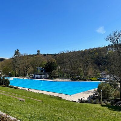 Familientag im Parkbad - Zum Artikel: Parkbad Limburg: Familientag lockt mit H&uuml;pfburg, Stand-Up-Paddelrennen und gro&szlig;er Tombola