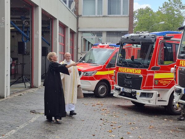 Fahrzeugsegnung - Zum Artikel: Bislang gr&ouml;&szlig;te Feuerwehrfahrzeug&uuml;bergabe der Stadt Limburg