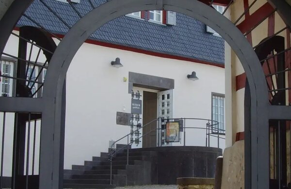 Bild mit ausf&uuml;hrlicher Beschreibung vergr&ouml;&szlig;ern: Museumseingang