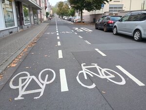 Bild mit ausf&uuml;hrlicher Beschreibung vergr&ouml;&szlig;ern: Fahrradschutzstreifen Parkstra&szlig;e