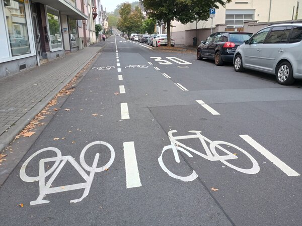 Fahrradschutzstreifen Parkstra&szlig;e - Zum Artikel: Wie ist es, mit dem Rad in Limburg unterwegs zu sein?