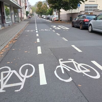 Fahrradschutzstreifen Parkstra&szlig;e