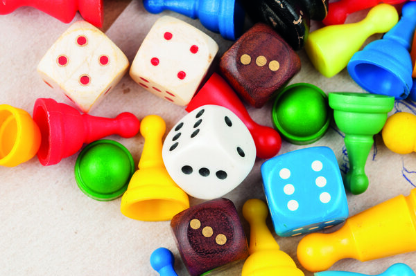 Zu sehen sind Spielfiguren und W&uuml;rfel