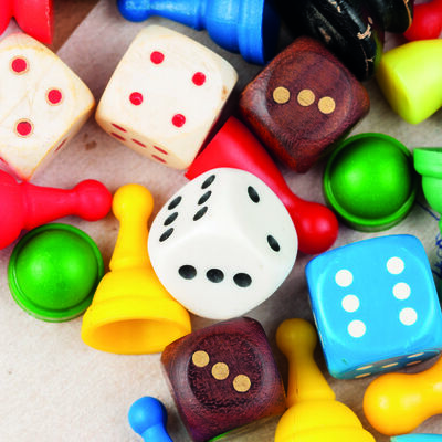 Zu sehen sind Spielfiguren und W&uuml;rfel - Zum Artikel: Spiel, Spa&szlig;, Spannung - Spielenachmittag in der Dombibliothek